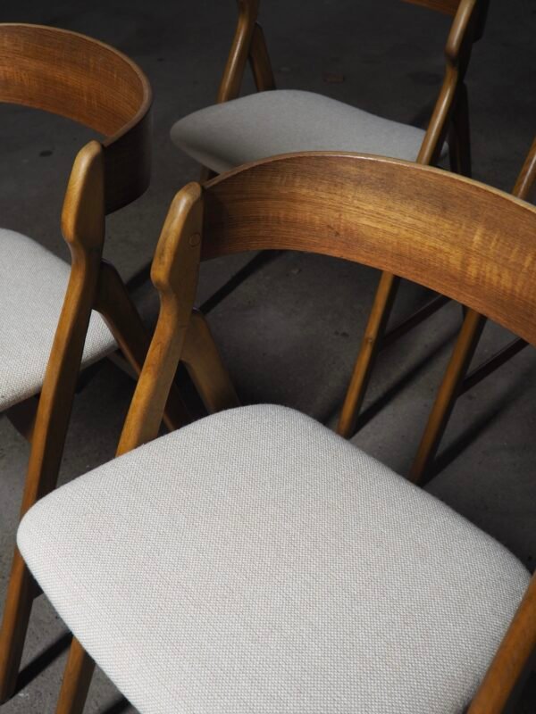 Henning Kjaernulf model 71 Dining chairs - Image 2